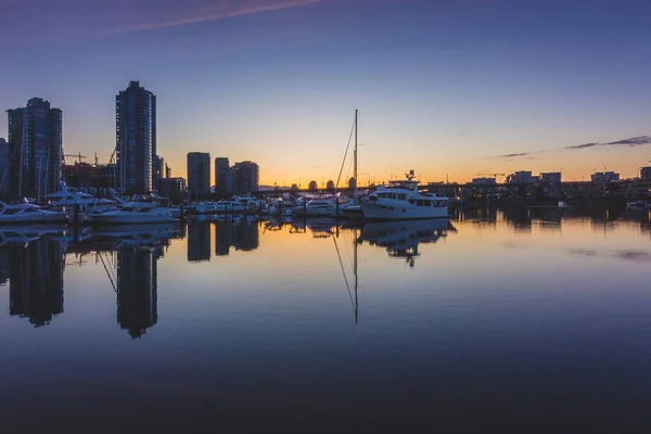 Stadsbilden Från Quayside Marina Tagit Vid Soluppgången Med Reflektioner Byggnader — Stockfoto