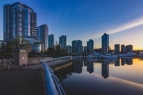 Stadsbilden Från Quayside Marina Tagit Vid Soluppgången Med Reflektioner Byggnader — Stockfoto