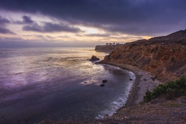 Pelican Cove dik kayalıklarla dramatik gökyüzünden Terranea iz, Rancho Palos Verdes, Kaliforniya güneş battıktan sonra ile çarpıcı kıyı görünümü
