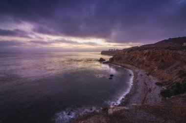 Pelican Cove dik kayalıklarla dramatik gökyüzünden Terranea iz, Rancho Palos Verdes, Kaliforniya güneş battıktan sonra ile çarpıcı kıyı görünümü