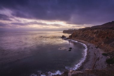 Pelican Cove dik kayalıklarla dramatik gökyüzünden Terranea iz, Rancho Palos Verdes, Kaliforniya güneş battıktan sonra ile çarpıcı kıyı görünümü