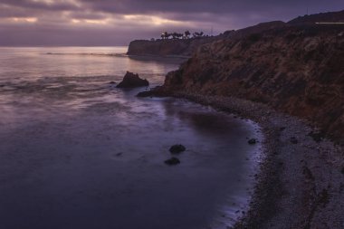 Uzun pozlama kıyı görünümü Pelican Cove ve nokta Vicente deniz feneri ile dramatik gökyüzünden Terranea iz, Rancho Palos Verdes, Kaliforniya güneş battıktan sonra