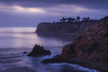 Uzun pozlama kıyı görünümü Pelican Cove ve nokta Vicente deniz feneri ile dramatik gökyüzünden Terranea iz, Rancho Palos Verdes, Kaliforniya güneş battıktan sonra