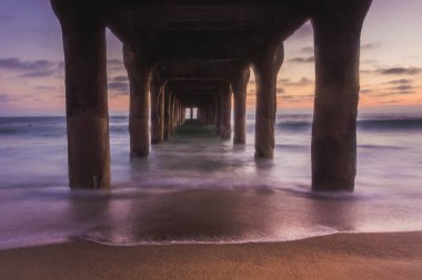 Uzun pozlama Manhattan Beach iskelesinden altından gün batımından sonra yumuşak dalgalar sahile, Manhattan Beach, Kaliforniya yıkama ile vurdu