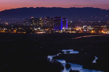 Marina Del Rey şehir ışıklarını içinde belgili tanımlık geçmiş ile Ballona sulak gökyüzünde güneş battıktan sonra Playa Vista, California yansıtan güzel su
