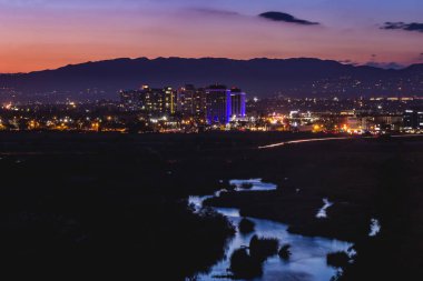 Marina Del Rey şehir ışıklarını içinde belgili tanımlık geçmiş ile Ballona sulak gökyüzünde güneş battıktan sonra Playa Vista, California yansıtan güzel su