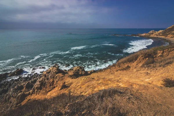 Güzel dalgalar çökmesini üzerine kayalık plaj, blöf koy düz Rock noktası kaya oluşumu arka plan, Palos Verdes Estates, California ile