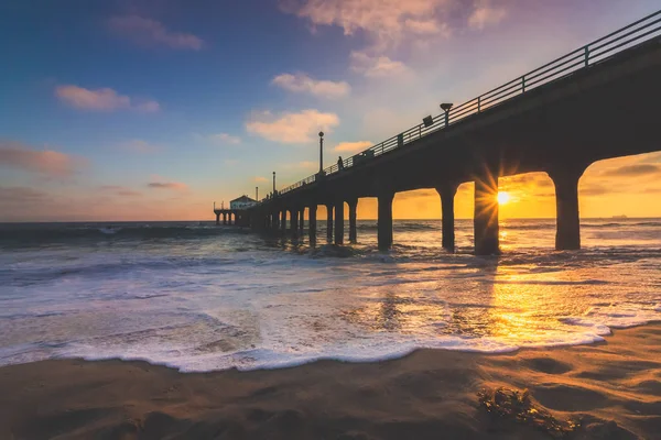 Colorful Sky Clouds Manhattan Beach Pier Sunset Smooth Waves Washing — Stock Photo, Image