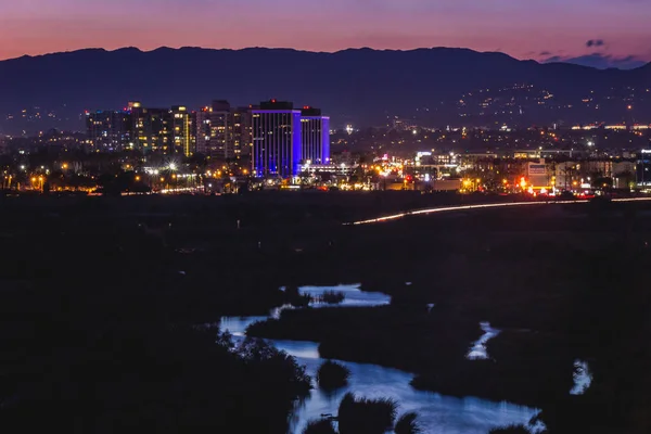 Marina Del Rey şehir ışıklarını içinde belgili tanımlık geçmiş ile Ballona sulak gökyüzünde güneş battıktan sonra Playa Vista, California yansıtan güzel su