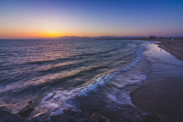 Langzeitaufnahme Einer Welle Die Auf Den Strand Des Leuchtturms Spült — Stockfoto