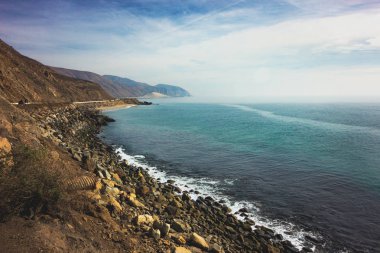 İkonik görünümü, Pacific Coast diğer yol ve Pasifik Okyanusu bir tarafta Santa Monica Dağları ile Güney California sahilinde sarma Highway