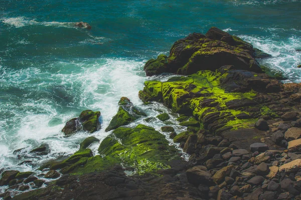 Onde Che Infrangono Formazioni Rocciose Ricoperte Alghe Verdi Point Mugu — Foto Stock