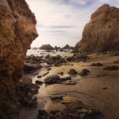 Güzel gelgit havuzları ve kaya oluşumları güneşli bir bulutlu gökyüzü, El Matador devlet Beach, Malibu, Kaliforniya