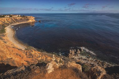Kıyı görünümünü yükseltilmiş: Pelican Cove Santa Catalina Island mesafe, Rancho Palos Verdes, California ile güneşli bir günde kayalık sahil bakıyor