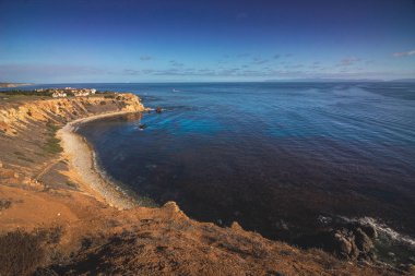 Kıyı görünümünü yükseltilmiş: Pelican Cove Santa Catalina Island mesafe, Rancho Palos Verdes, California ile güneşli bir günde kayalık sahil bakıyor