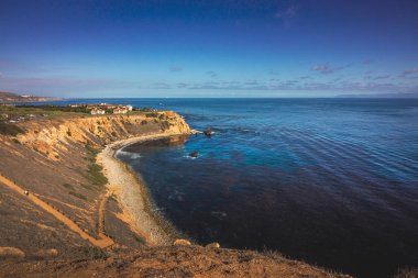 Kıyı görünümünü yükseltilmiş: Pelican Cove Santa Catalina Island mesafe, Rancho Palos Verdes, California ile güneşli bir günde kayalık sahil bakıyor
