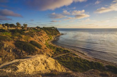 Günbatımı, Palos Verdes Estates, California sahilinde üzerine çökmesini dalgaları ile Lunada koyu renkli, uzun pozlama, yükseltilmiş görünümü