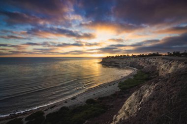 Günbatımı, Palos Verdes Estates, California sahilinde üzerine çökmesini dalgaları ile Lunada koyu renkli, uzun pozlama, yükseltilmiş görünümü