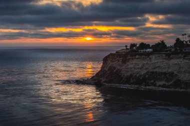 Günbatımı, Palos Verdes Estates, California sahilinde üzerine çökmesini dalgaları ile Lunada koyu renkli, uzun pozlama, yükseltilmiş görünümü