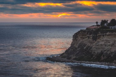 Günbatımı, Palos Verdes Estates, California sahilinde üzerine çökmesini dalgaları ile Lunada koyu renkli, uzun pozlama, yükseltilmiş görünümü
