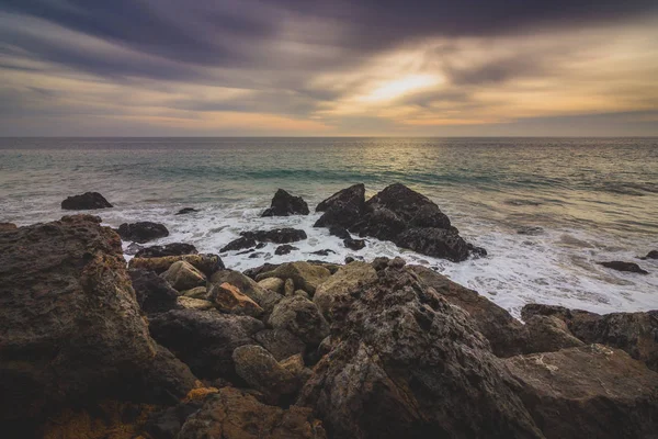 Cielo Dramático Atardecer Largo Point Dume State Beach Con Olas — Foto de Stock