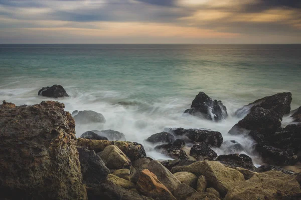 Napnyugtakor Pont Dume Állami Strand Mentén Hullámok Összeomlik Parton Malibu — Stock Fotó