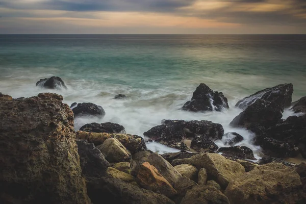 Kaya Oluşumları Plajda Malibu Kaliforniya Içine Çökmesini Dalgaları Ile Nokta — Stok fotoğraf