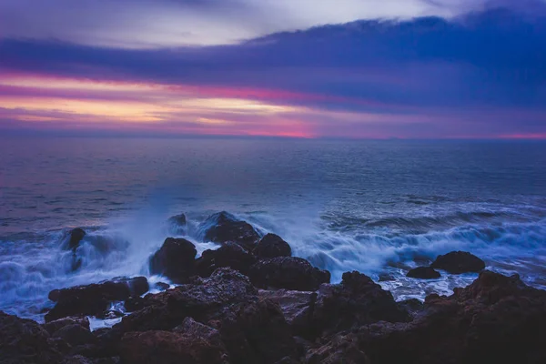 Langzeitbelichtung Von Seidig Glattem Wasser Das Nach Sonnenuntergang Felsformationen Fließt — Stockfoto