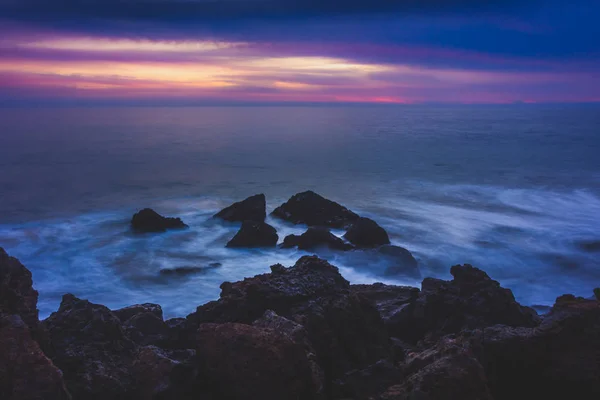日落后丝质光滑水绕岩层流动的长曝光照片 Dume 状态海滩 天空中有云 马里布 加利福尼亚 — 图库照片