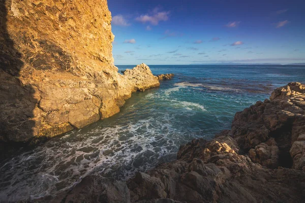 海澄んだ青い空 カリフォルニア州ランチョ パロス ベルデスで晴れた日に開くテラネア ビーチで洞窟に流れる水を静める — ストック写真