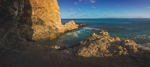 Aguas Tranquilas Del Océano Que Desembocan Una Cueva Terranea Beach — Foto de Stock