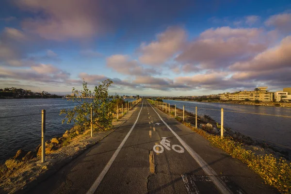 Renkli Ballona Creek bisiklet yolu su her tarafında, Marina Del Rey, California çevrili gün batımında görünümünü