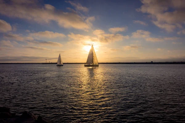 Veleiros Navegando Marina Del Rey Califórnia Pôr Sol Com Nuvens — Fotografia de Stock