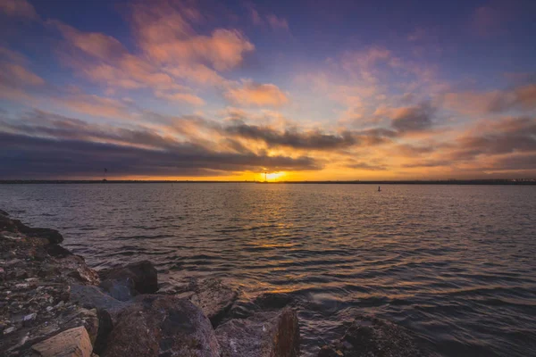 Dramáticas Nubes Colorido Cielo Atardecer Con Olas Tranquilas Largo Rocosa — Foto de Stock