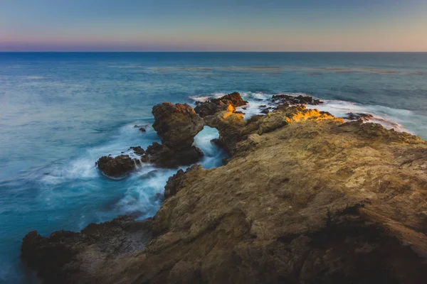 Impressionante Vista Longa Exposição Ondas Suaves Colidindo Com Formações Rochosas — Fotografia de Stock