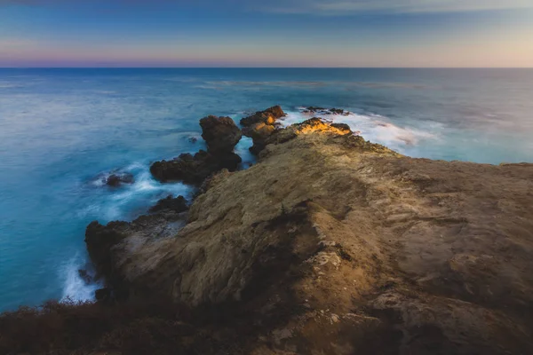 Приголомшливий Вид Лонг Експозиції Гладкою Хвиль Врізатися Скельними Утвореннями Sequit — стокове фото
