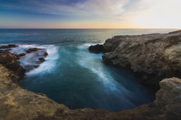 Impresionante Vista Larga Exposición Olas Suaves Que Estrellan Contra Formaciones — Foto de Stock