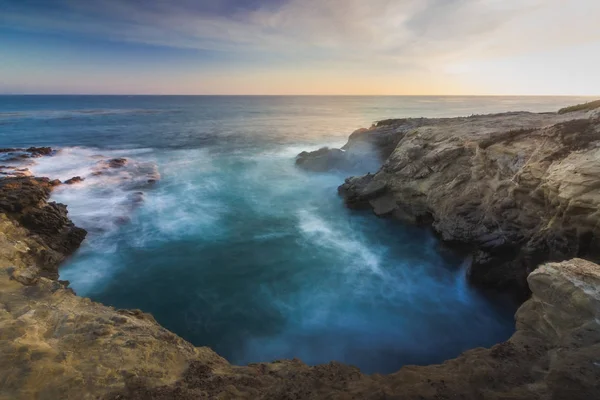 Atemberaubende Langzeitbelichtung Glatter Wellen Die Bei Sonnenuntergang Felsformationen Krachen Sequit — Stockfoto
