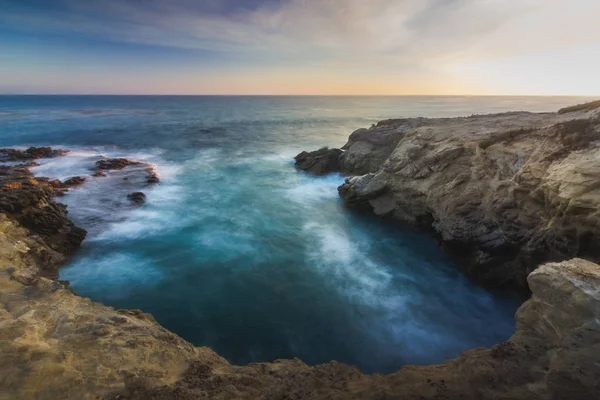 Impresionante Vista Larga Exposición Olas Suaves Que Estrellan Contra Formaciones — Foto de Stock