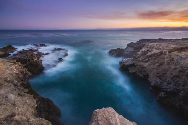Atemberaubende Langzeitbelichtung Von Glatten Wellen Die Nach Sonnenuntergang Felsformationen Krachen — Stockfoto