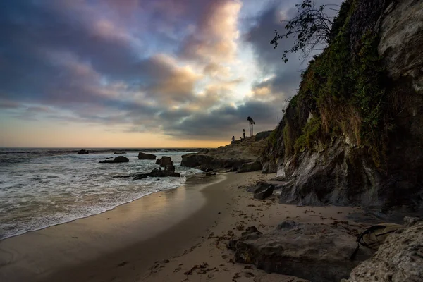 Stunning Coastal View Cloudy Sky Waves Crashing Beach Sunset Divers — Stock Photo, Image