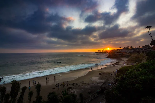 Impressionante Vista Costeira Céu Nublado Com Ondas Colidindo Com Praia — Fotografia de Stock