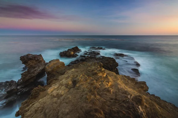 Impresionante Vista Larga Exposición Olas Suaves Que Estrellan Contra Formaciones — Foto de Stock