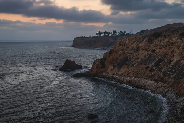 長時間露光テラネア トレイル カリフォルニア州ランチョ パロス ベルデスから日没後劇的な空とペリカン コーブとポイントビセンテ灯台の海岸ビュー — ストック写真