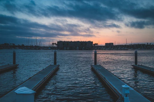 Nuages Dramatiques Ciel Coloré Coucher Soleil Avec Eau Calme Entourant — Photo