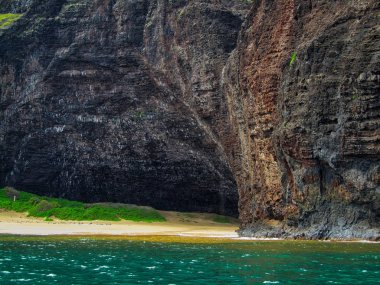 Güneşli bir günde, Na Pali Coast, Kauai, Hawaii tenha Kalalau Plajı ve bir tekne vadiden Kalalau görünümünü çarpıcı