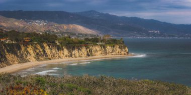 Güzel Turkuaz Pasifik Okyanusu ve çarpıcı uçurum Dume Cove ile Santa Monica dağ aralığı içinde geçmiş, nokta Dume, Malibu, Kaliforniya çevreleyen Panoraması