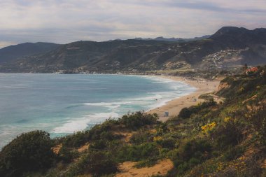 Noktası Dume devlet Beach muhteşem yükseltilmiş görünümünü sisli gün ile Santa Monica dağ aralığı içinde geçmiş, nokta Dume, Malibu, Kaliforniya