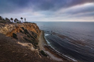 Güzel kıyı manzarasına noktası Vicente deniz feneri ile dramatik gökyüzü bulutlu bir günde dik uçurumlarda Rancho Palos Verdes, Kaliforniya tepesinde