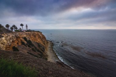 Güzel kıyı manzarasına noktası Vicente deniz feneri ile dramatik gökyüzü bulutlu bir günde dik uçurumlarda Rancho Palos Verdes, Kaliforniya tepesinde